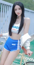黑直长发高颜值女生小姐姐短款装运动背心短裤穿着骑自行车街拍写真图集