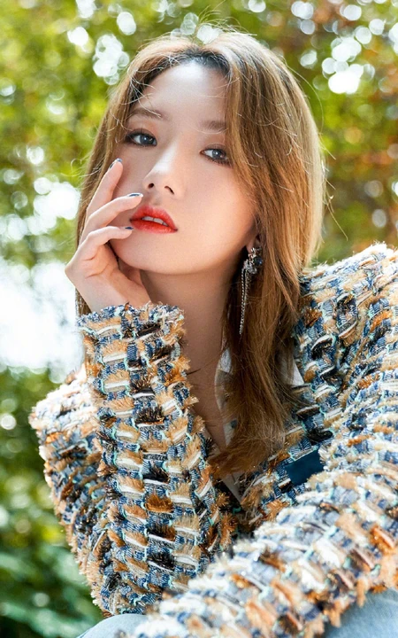 孟美岐复古精致套装着身时尚写真手机壁纸图片
