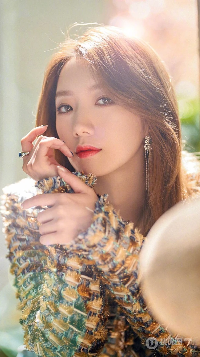 孟美岐复古精致套装着身时尚写真手机壁纸图片