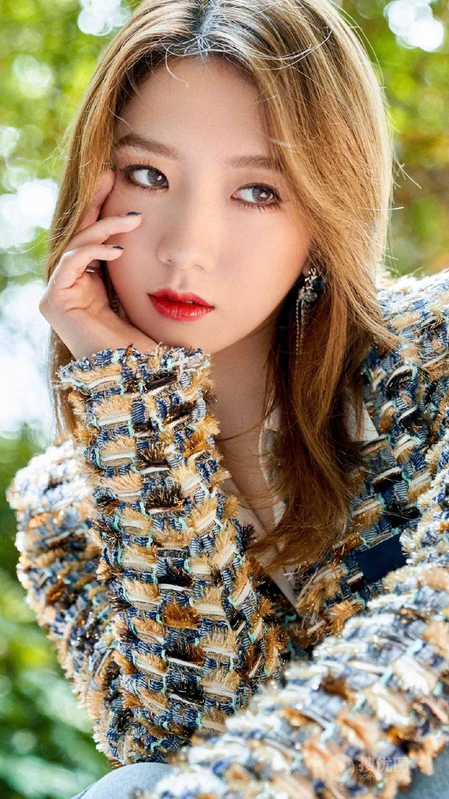 孟美岐复古精致套装着身时尚写真手机壁纸图片