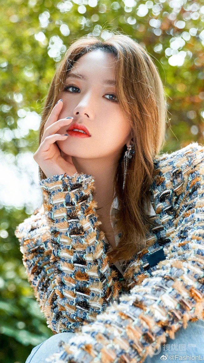 孟美岐复古精致套装着身时尚写真手机壁纸图片