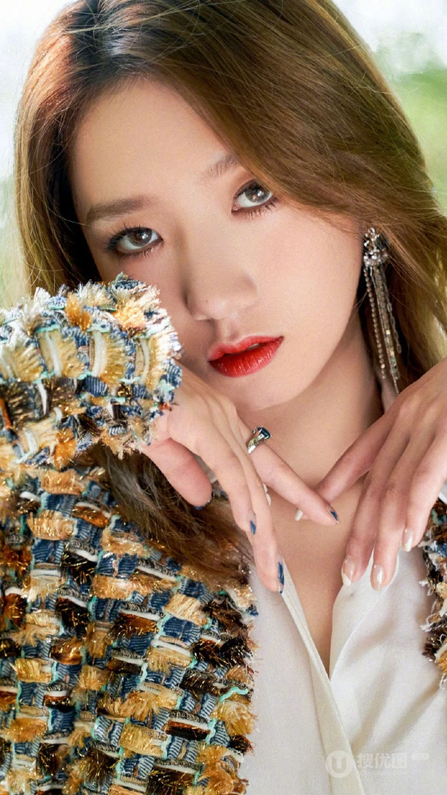 孟美岐复古精致套装着身时尚写真手机壁纸图片