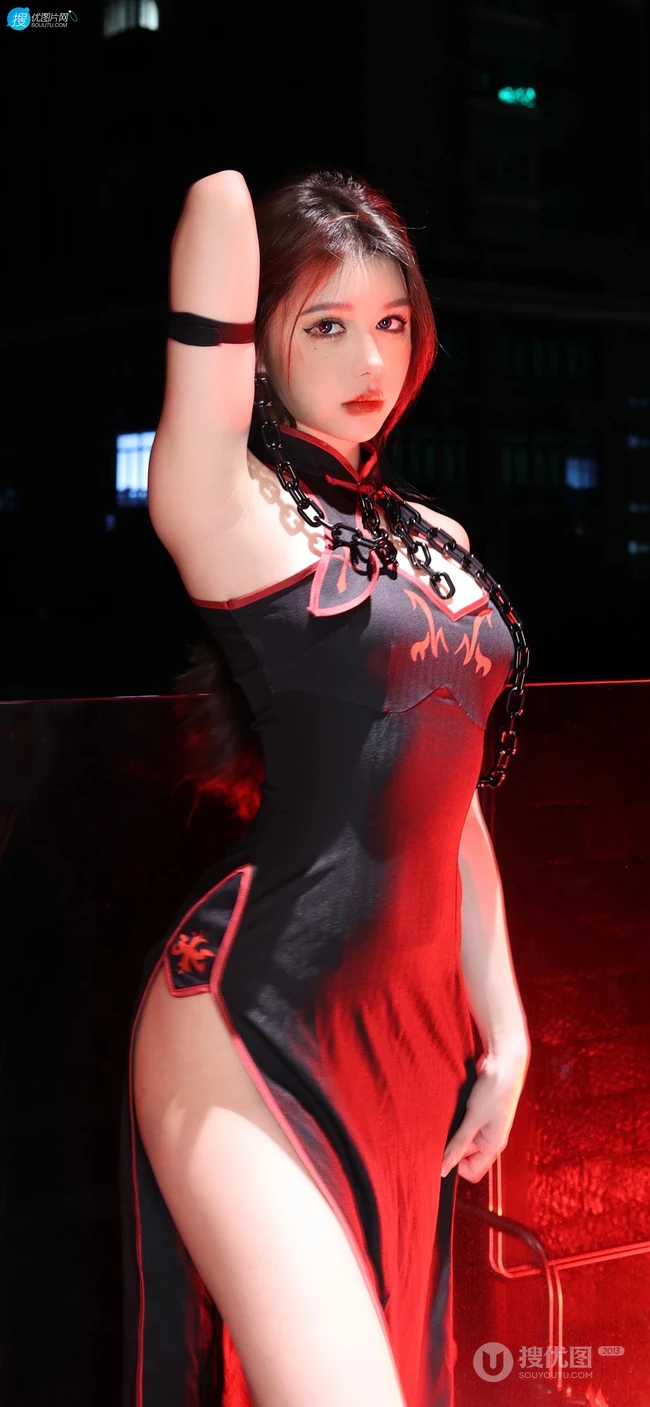 穿暗红色开叉旗袍连衣裙的凹凸有致性感美女高清手机壁纸图片