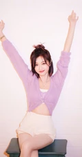 吴宣仪紫色针织开衫搭配白色短裤甜美率真写真图片