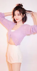 吴宣仪紫色针织开衫搭配白色短裤甜美率真写真图片