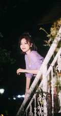 吴宣仪紫色针织开衫搭配白色短裤甜美率真写真图片