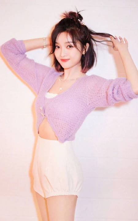 吴宣仪紫色针织开衫搭配白色短裤甜美率真写真图片