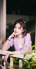 吴宣仪紫色针织开衫搭配白色短裤甜美率真写真图片