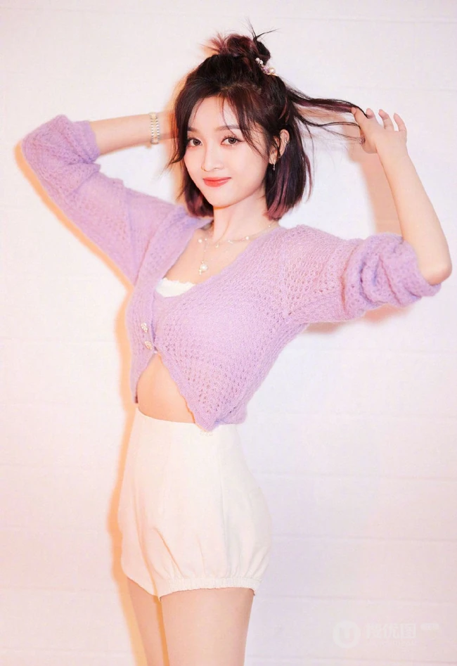 吴宣仪紫色针织开衫搭配白色短裤甜美率真写真图片