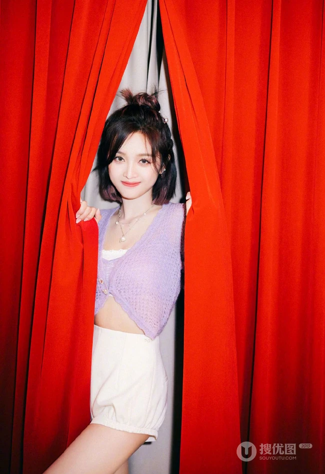 吴宣仪紫色针织开衫搭配白色短裤甜美率真写真图片