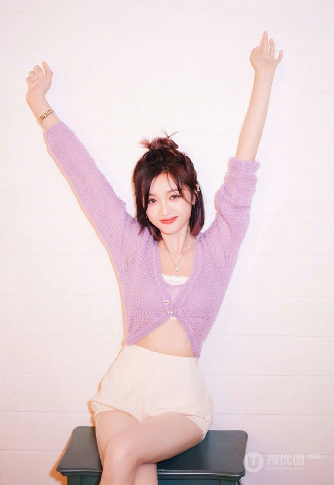 吴宣仪紫色针织开衫搭配白色短裤甜美率真写真图片