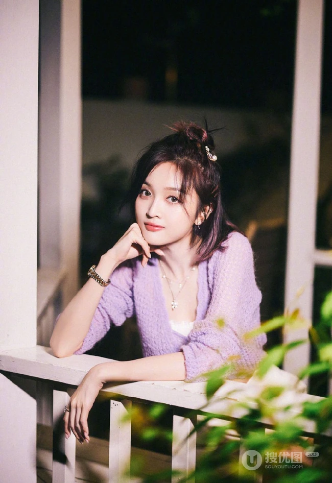 吴宣仪紫色针织开衫搭配白色短裤甜美率真写真图片