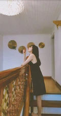 张俪气质可人黑衣肩带裙居家楼梯间写真美照