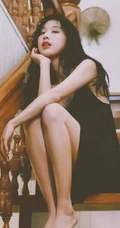 张俪气质可人黑衣肩带裙居家楼梯间写真美照
