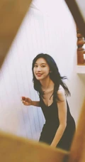 张俪气质可人黑衣肩带裙居家楼梯间写真美照