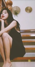 张俪气质可人黑衣肩带裙居家楼梯间写真美照
