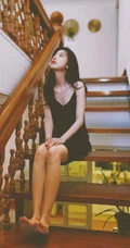 张俪气质可人黑衣肩带裙居家楼梯间写真美照