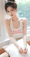 胸前的字母好可爱，漂亮浅粉的丸子头少女居家背心短裤穿着楼梯间写真图集