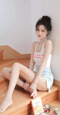 胸前的字母好可爱，漂亮浅粉的丸子头少女居家背心短裤穿着楼梯间写真图集