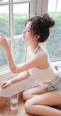 胸前的字母好可爱，漂亮浅粉的丸子头少女居家背心短裤穿着楼梯间写真图集