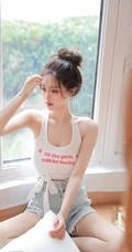 胸前的字母好可爱，漂亮浅粉的丸子头少女居家背心短裤穿着楼梯间写真图集