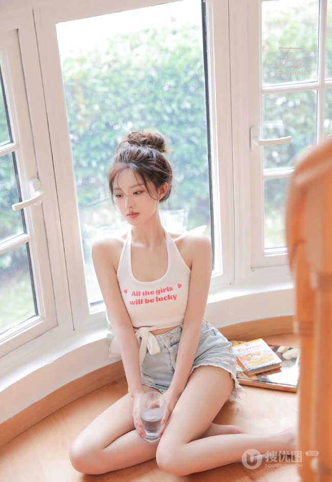 胸前的字母好可爱，漂亮浅粉的丸子头少女居家背心短裤穿着楼梯间写真图集