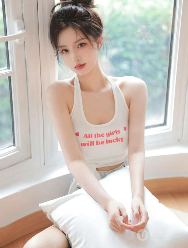 胸前的字母好可爱，漂亮浅粉的丸子头少女居家背心短裤穿着楼梯间写真图集