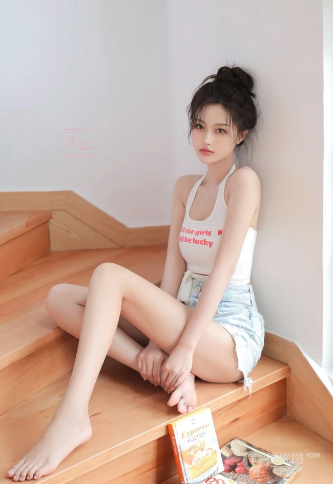 胸前的字母好可爱，漂亮浅粉的丸子头少女居家背心短裤穿着楼梯间写真图集