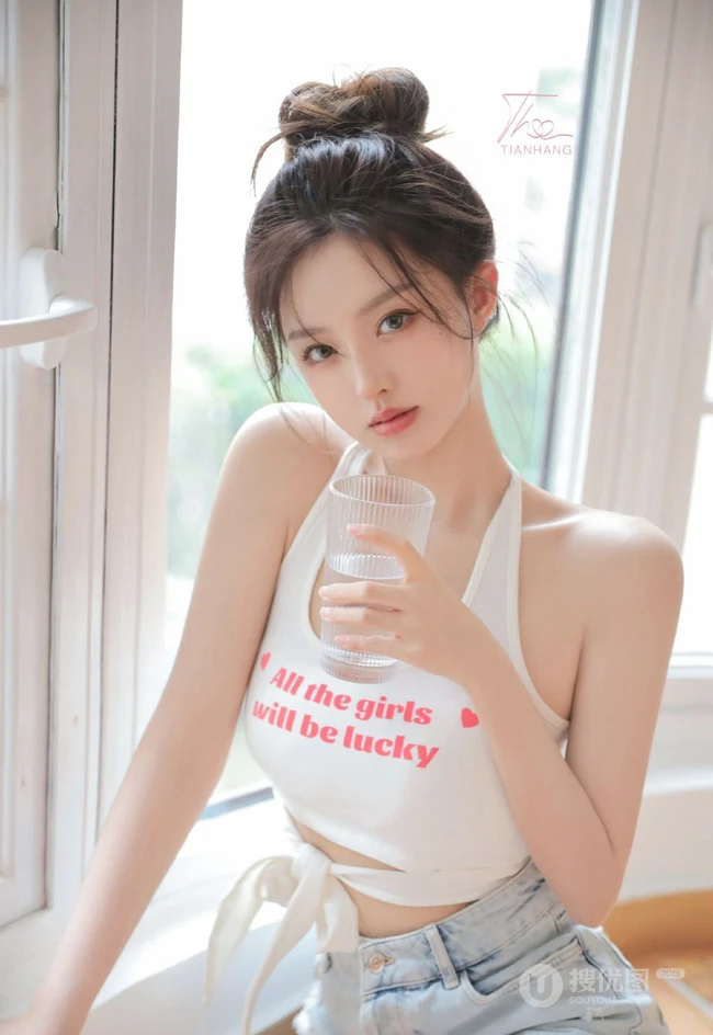 胸前的字母好可爱，漂亮浅粉的丸子头少女居家背心短裤穿着楼梯间写真图集