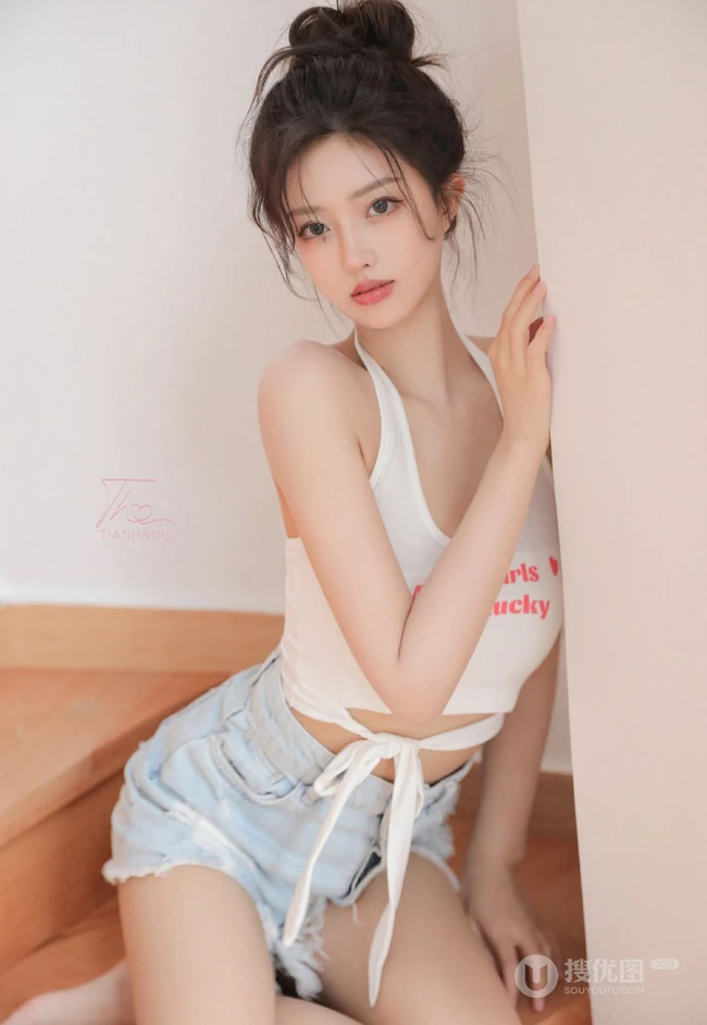 胸前的字母好可爱，漂亮浅粉的丸子头少女居家背心短裤穿着楼梯间写真图集