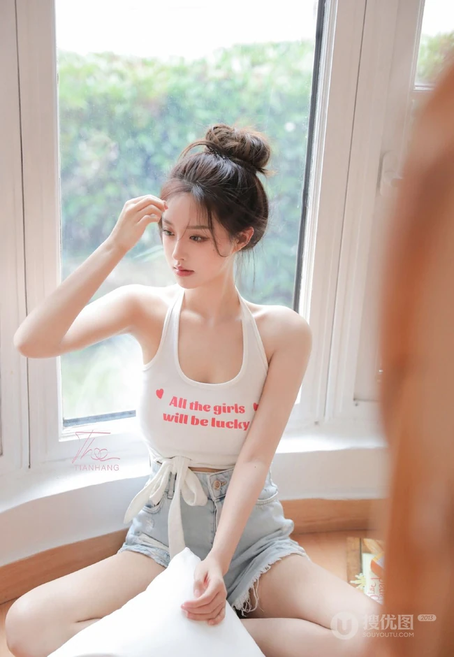胸前的字母好可爱，漂亮浅粉的丸子头少女居家背心短裤穿着楼梯间写真图集
