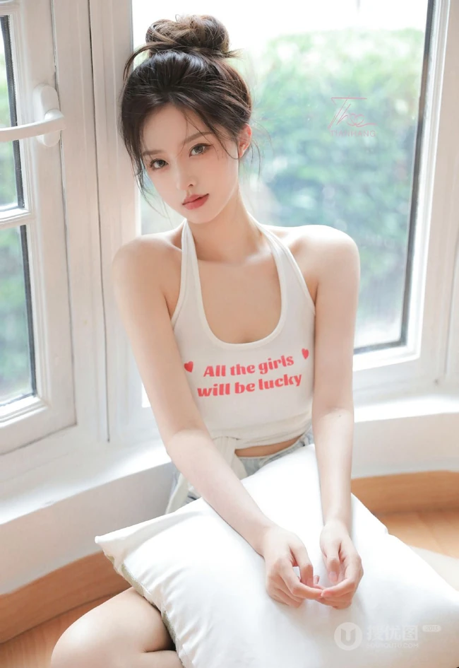 胸前的字母好可爱，漂亮浅粉的丸子头少女居家背心短裤穿着楼梯间写真图集