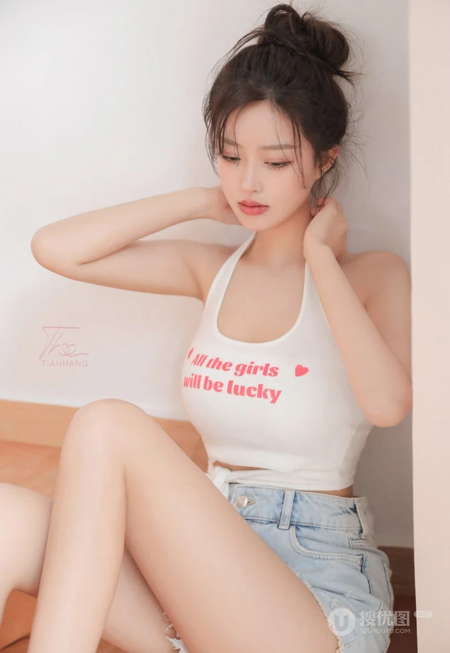 胸前的字母好可爱，漂亮浅粉的丸子头少女居家背心短裤穿着楼梯间写真图集