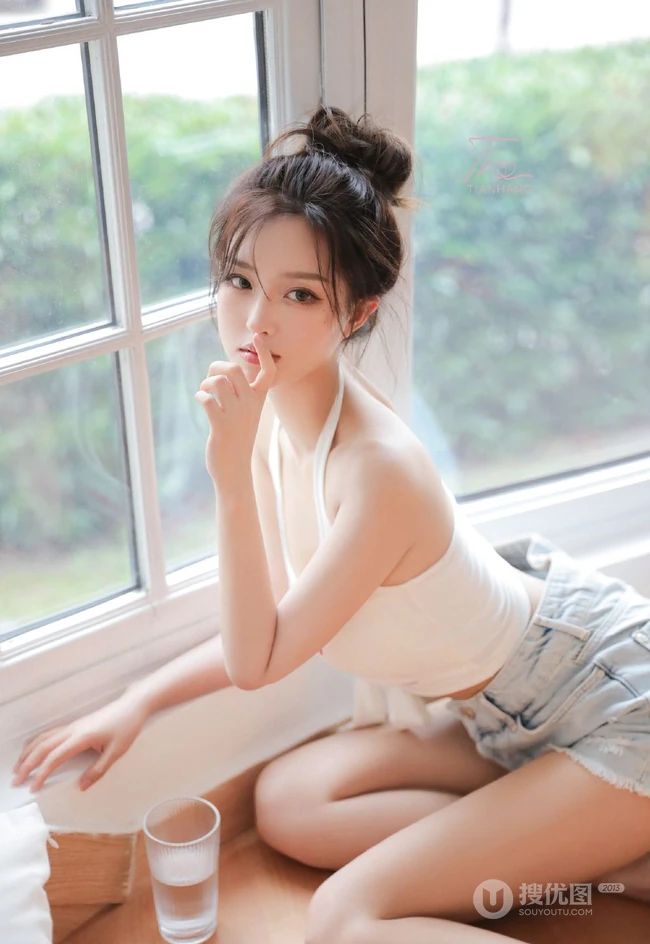 胸前的字母好可爱，漂亮浅粉的丸子头少女居家背心短裤穿着楼梯间写真图集