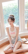 胸前的字母好可爱，漂亮浅粉的丸子头少女居家背心短裤穿着楼梯间写真图集