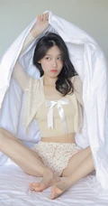才感秋意，忽而处暑（秋老虎来了）苗条骨感夏日少女小碎花短裤室内写真美照