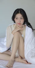 才感秋意，忽而处暑（秋老虎来了）苗条骨感夏日少女小碎花短裤室内写真美照