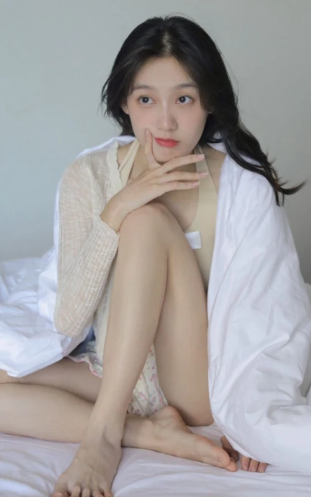 才感秋意，忽而处暑（秋老虎来了）苗条骨感夏日少女小碎花短裤室内写真美照