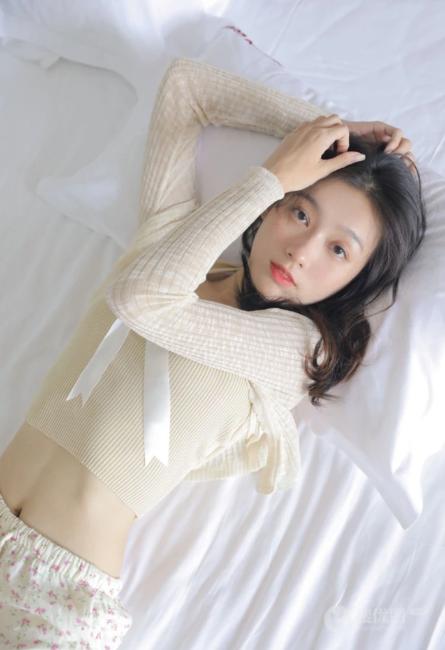 才感秋意，忽而处暑（秋老虎来了）苗条骨感夏日少女小碎花短裤室内写真美照