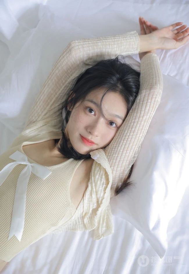 才感秋意，忽而处暑（秋老虎来了）苗条骨感夏日少女小碎花短裤室内写真美照