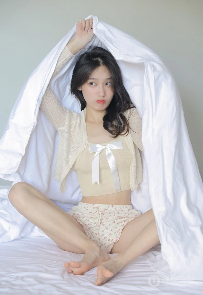才感秋意，忽而处暑（秋老虎来了）苗条骨感夏日少女小碎花短裤室内写真美照