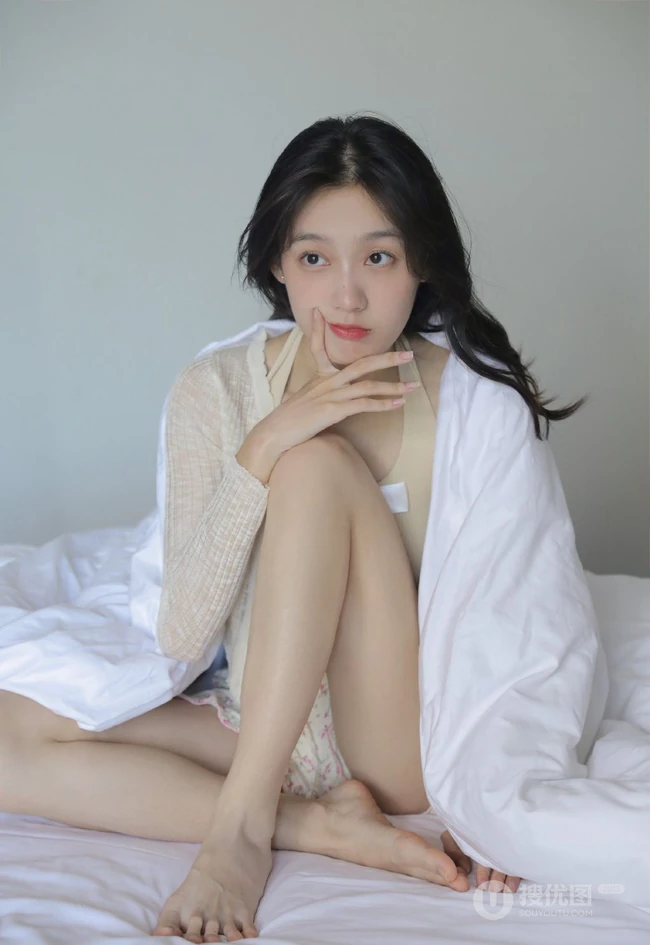 才感秋意，忽而处暑（秋老虎来了）苗条骨感夏日少女小碎花短裤室内写真美照