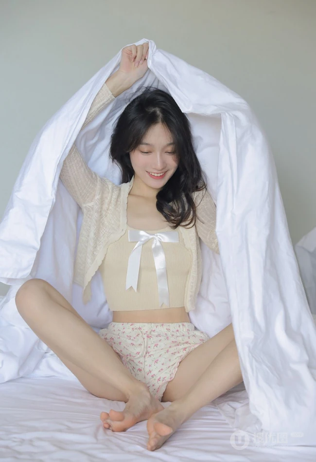 才感秋意，忽而处暑（秋老虎来了）苗条骨感夏日少女小碎花短裤室内写真美照
