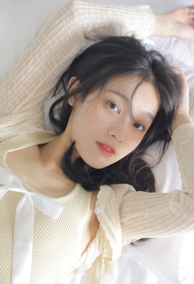 才感秋意，忽而处暑（秋老虎来了）苗条骨感夏日少女小碎花短裤室内写真美照