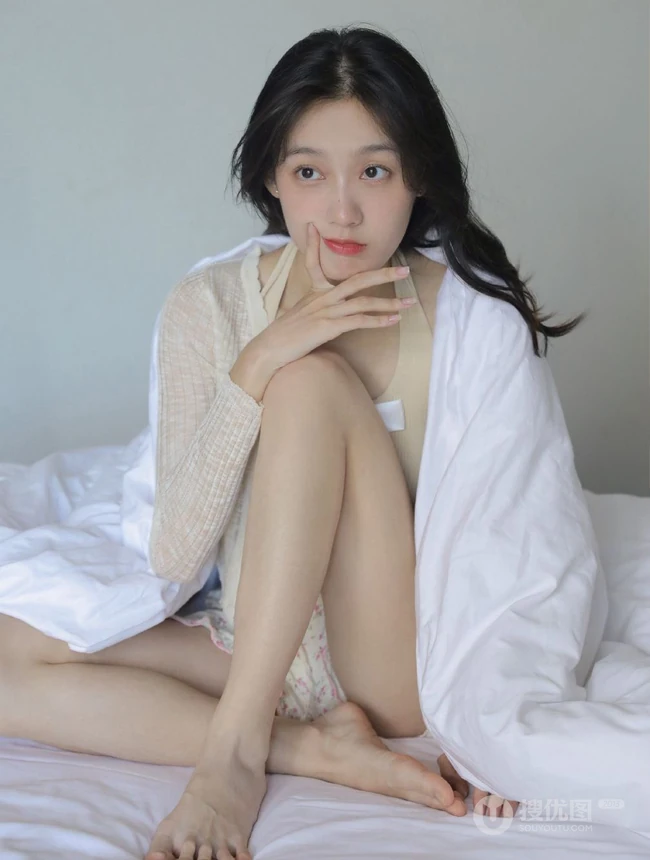 才感秋意，忽而处暑（秋老虎来了）苗条骨感夏日少女小碎花短裤室内写真美照