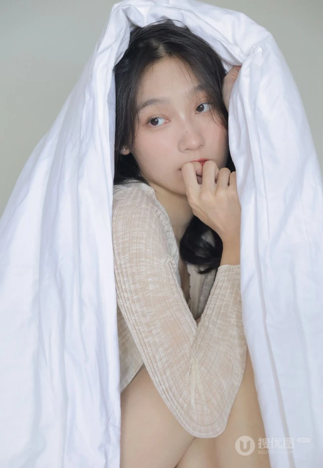 才感秋意，忽而处暑（秋老虎来了）苗条骨感夏日少女小碎花短裤室内写真美照