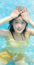 才感秋意，忽而处暑（秋老虎来了）苗条骨感夏日少女小碎花短裤室内写真美照