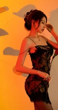 气质漂亮气质女生Lynn刘奕宁蕾丝肩带裙，cos装，紧身白裙等搭配不同袜装吸睛图集