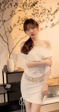 气质漂亮气质女生Lynn刘奕宁蕾丝肩带裙，cos装，紧身白裙等搭配不同袜装吸睛图集