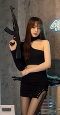 气质漂亮气质女生Lynn刘奕宁蕾丝肩带裙，cos装，紧身白裙等搭配不同袜装吸睛图集
